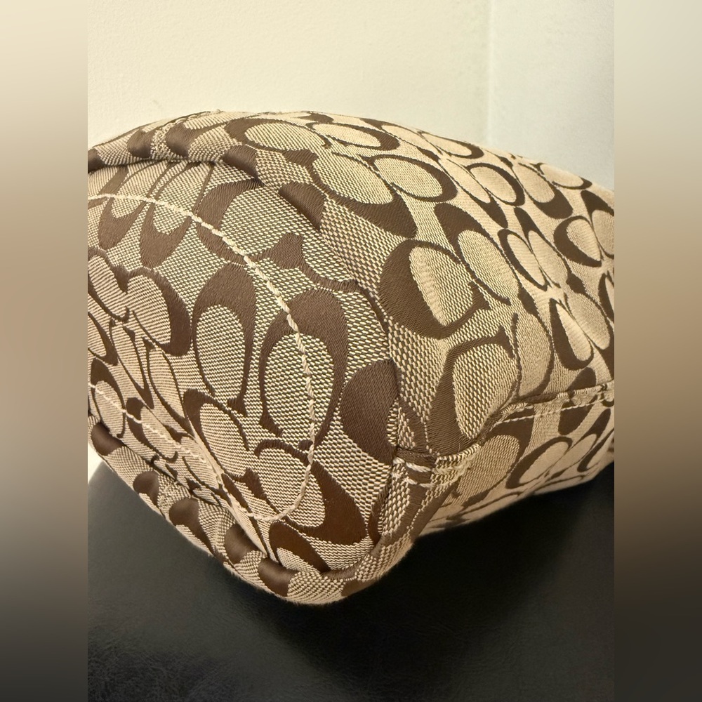 Coach Bleecker Signature Hobo Bag. 2007 - Picture 6 of 16